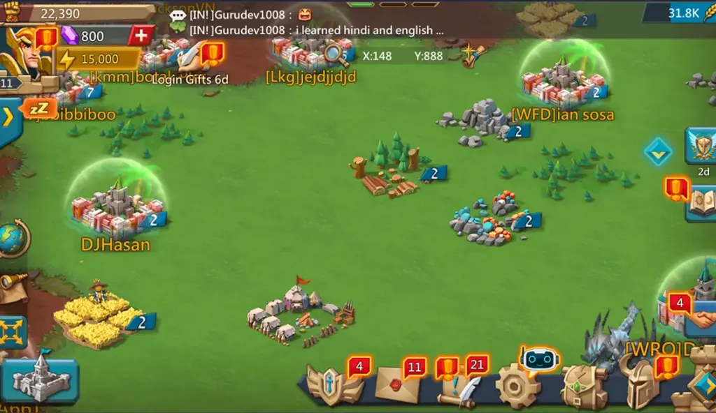 Een kleurrijke interface van een strategiespel met een kaart waarop verschillende nederzettingen staan aangegeven met de namen van de spelers. Aan de randen worden grondstoffen en gereedschappen weergegeven