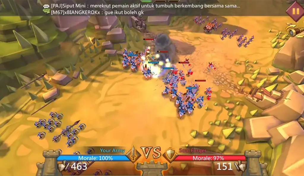 Een gevechtsscène uit een mobiele strategiespel toont twee legers die met elkaar in conflict zijn. De blauwe troepen aan de linkerkant staan tegenover de rode troepen aan de rechterkant. Een moreelbalk geeft 100% aan voor “Your Army” en 97% voor “Soul Forger”. Het gebied wordt omringd door rotsachtig terrein en heuvels