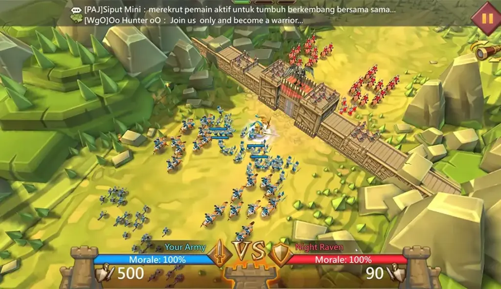 Een bovenaanzicht van een gevechtsscène in een videogame toont blauwe en rode legers die buiten een fort met elkaar in conflict zijn. Beide legers hebben een moreel van 100%. Het blauwe leger heeft 500 punten, terwijl het rode leger er 90 heeft. Het landschap is weelderig, met rotsachtige heuvels rondom het gevecht, wat spanning en strategisch spel uitstraalt. Boven in het scherm verschijnen spelberichten